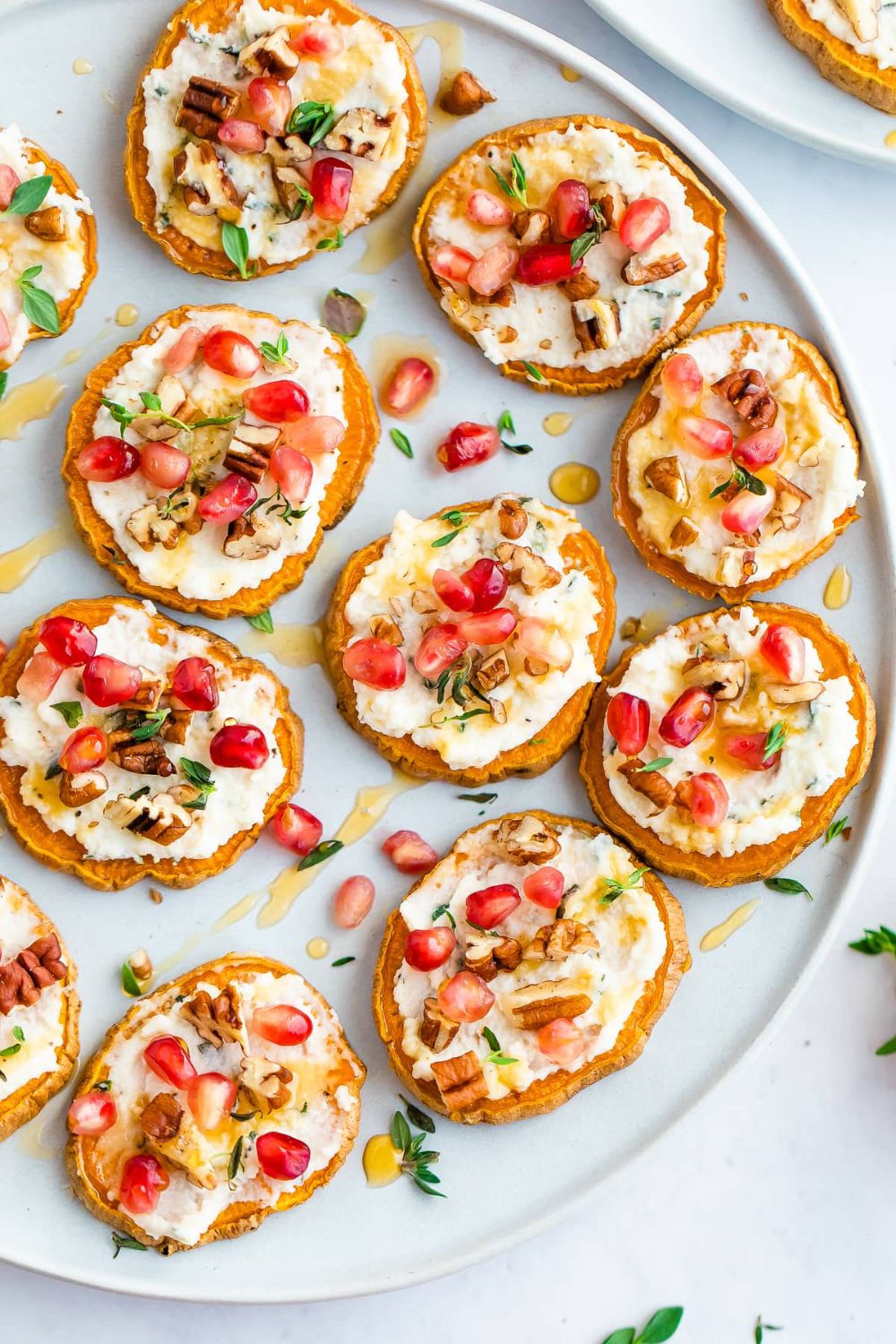 RECETA. Tres botanas 'fancy'  con receta de Mamá de Rocco para sorprender a tus invitados: Dátiles rellenos, Uvas con jocoque y Tostaditas de camote