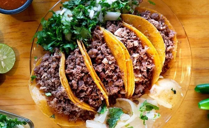 3 taquerías nocturnas "de siempre" sobre avenida Olmeca en Guadalupe. Carne asada, frijoles, cebolla y salsas caseras