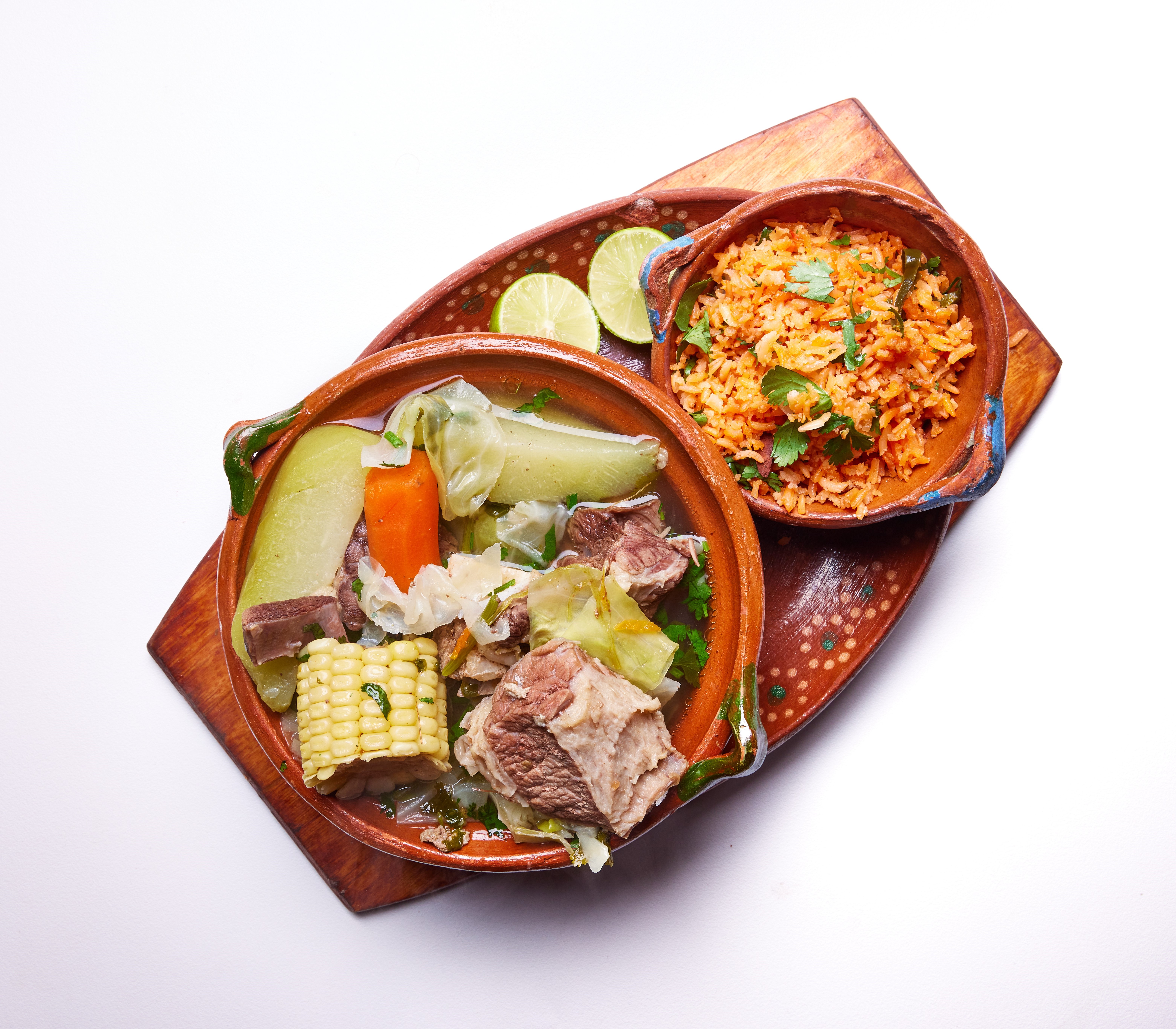 El caldo de res de Los Frijoles, servido en barro y acompañado con arroz rojo tradicional,  ya es "Platillo Icónico de Nuevo León"