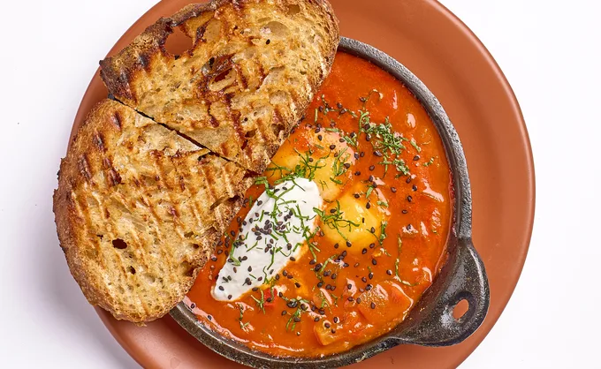Con una receta originaria de magrebí, el Shakshouka de Higuera ya es "Platillo Icónico de Nuevo León"