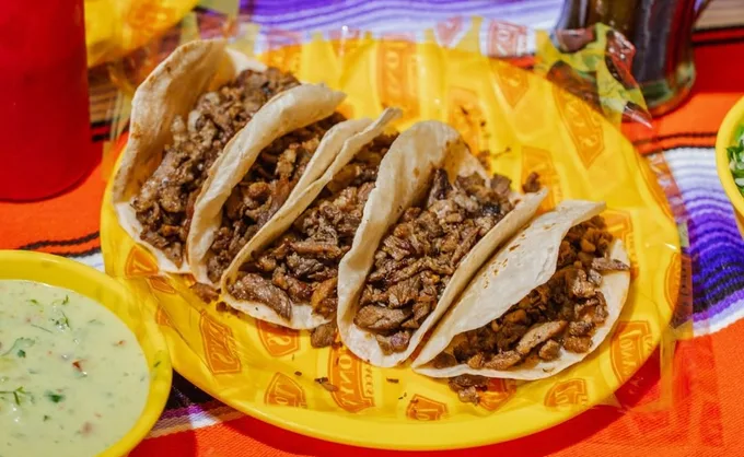 ¿Antojo de tacos mañaneros? Aquí 5 opciones en Monterrey Sur con hasta 20 guisos diferentes: barbacoa, asado de puerco, chicharrón, choriqueso, machacado y más