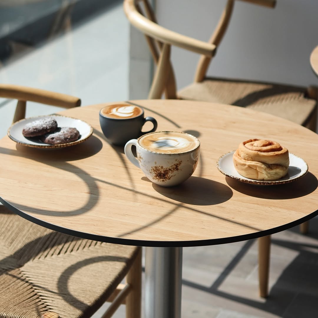 Cafés de NL. 3 cafés, en Monterrey y San Nicolás, cuya decoración y temática principal es la luna. Además, tienen arte, eventos y bebidas originales