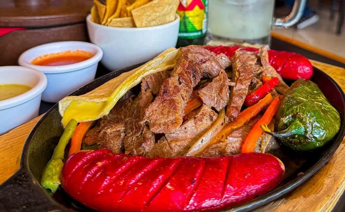 Tres restaurantes cerca del Estadio BBVA que cierran tarde y tienen música en vivo, bebidas y platillos para compartir: La Faena, Clamateria Mexquitic y El Garza