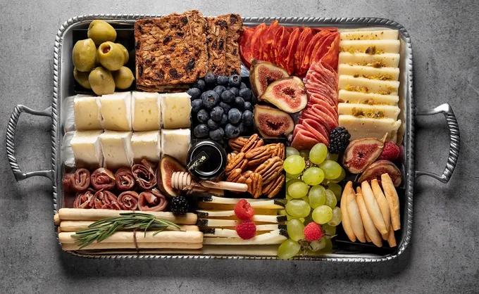 Tablas de charcutería de todos tamaños, precios, sabores e ingredientes para tus posadas. Aquí 7 opciones en San Pedro, Cumbres y Monterrey