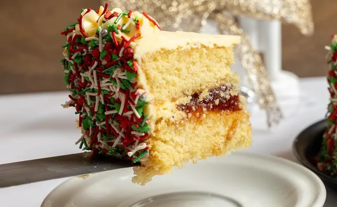 Tres pasteles en 3 pastelerías con 3 significados importantes para el Año Nuevo: oro, abundancia;  rojo, amor y confianza; y amarillo, buena suerte