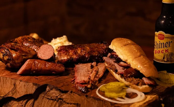 ¿De vacaciones en Brownsville? Aquí tres opciones preferidas por los locales que te van a sorprender: Longhorn Cattle Company, Madeira y Dirty Al's