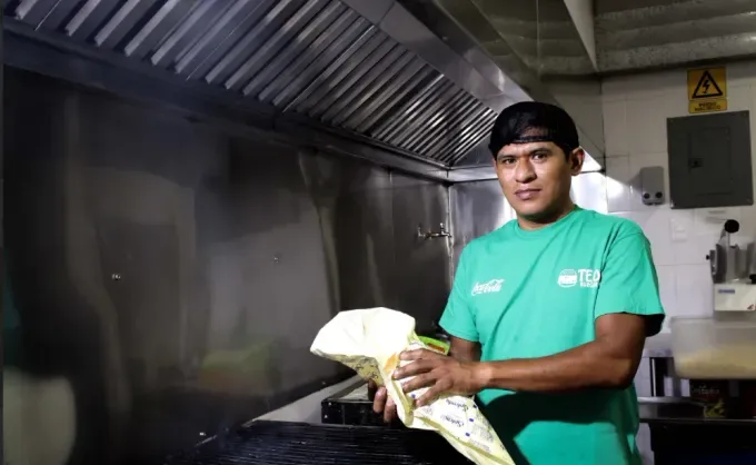 Héroes del servicio Coca-Cola. De un carrito a 14 sucursales en varios municipios: Teo Burger, una historia de emprendimiento y orgullo gastronómico neoleonés