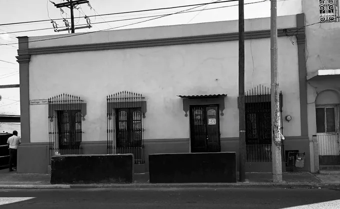 Ruta de cantinas. La Constancia, con más de 20 años, su asado de puerco y costilla de res hacen de esta siempre-llena una nueva tradición 