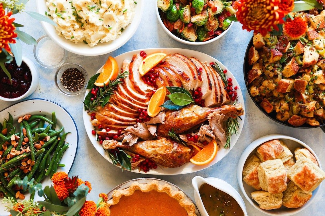 RECETA. Prepara una cena navideña al estilo Mamá de Rocco: Dip verde navideño, Crema de zanahoria rostizada y Salmón navideño glaseado