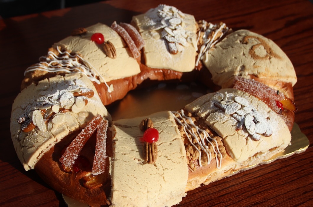 Tres panadería con roscas y agenda abierta en MTY y SP