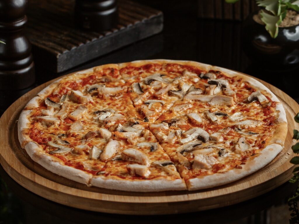 pizza-margarita-con-champinones-y-salsa-de-tomate