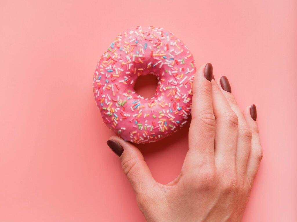 vista-superior-mano-donut